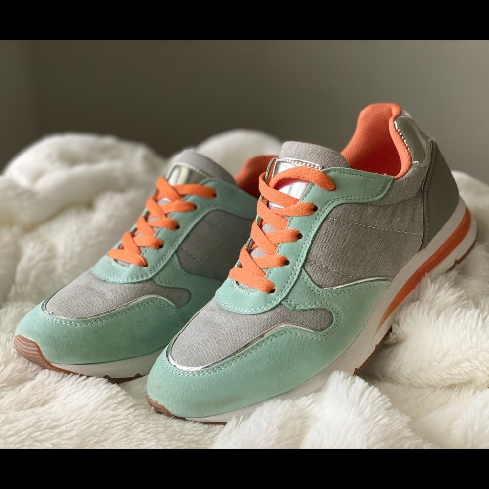 Size 7 Multi Tone Sneaker